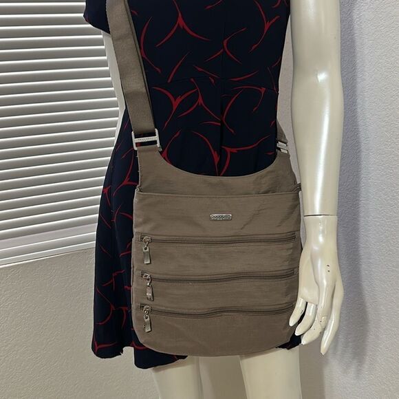Baggallini crossbody  - Picture 1 of 7